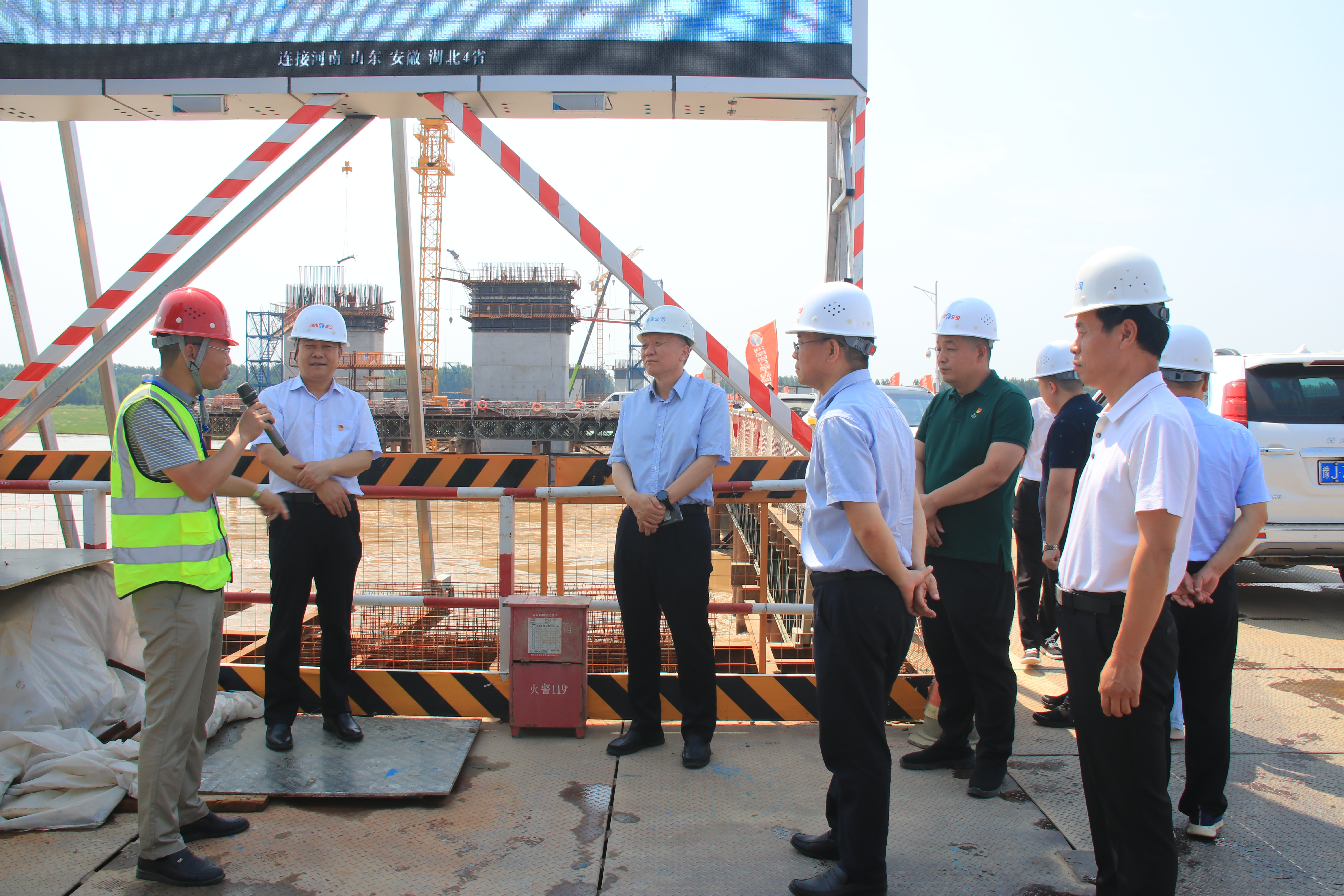 集團(tuán)副總經(jīng)理段建新到陽新高速黃河特大橋項(xiàng)目檢查指導(dǎo)工作1.jpg