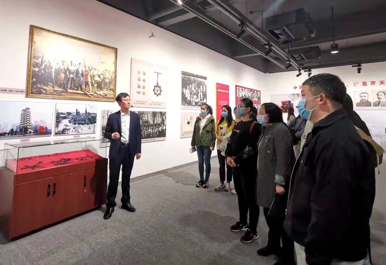 秉原投資公司組織參觀(guān)“旗幟飄揚(yáng)-黨旗國(guó)旗軍旗誕生珍貴史料展”2021.10.18.jpg 秉原投資公司組織參觀(guān)“旗幟飄揚(yáng)-黨旗國(guó)旗軍旗誕生珍貴史料展”2021.10.18.jpg